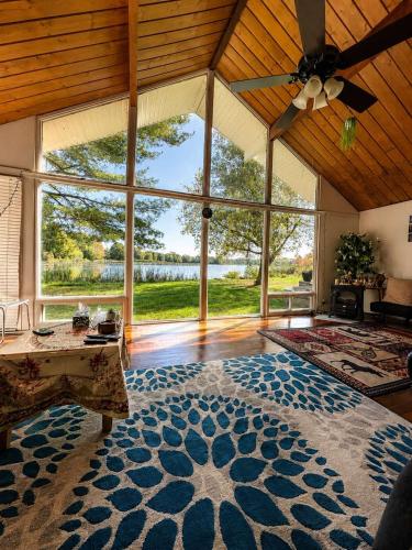 . DREAM LAND Lake Front CHALET, HOT TUB