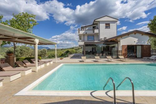 Villa Santoro ai TRE Ulivi con Piscina Privata - Castel di Sangro Villa Santoro ai TRE Ulivi con Piscina Privata - Castel di Sangro