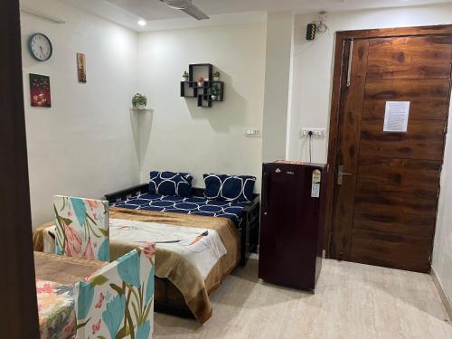 Budget friendly Modern 1BHK Flat Lift Parking Kitchen Nr Laxman Jhulla and Beach - Rishikesh