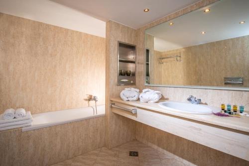 Istron Bay Hotel - image 7