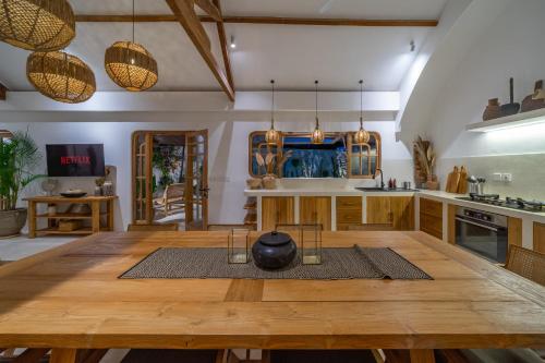 Philou - 6BR Chic Villa With 3 Pools Walk to the Beach! - image 2