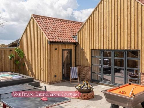 Gorgeous Stylish Home Near Longleat and Bath with Private Heated Pool and Sauna in Chapmanslade