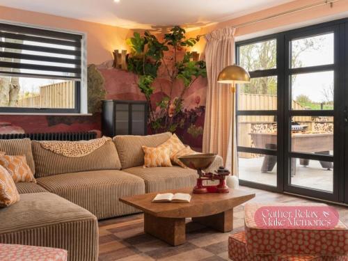 Gorgeous Stylish Home Near Longleat and Bath with Private Heated Pool and Sauna in Chapmanslade