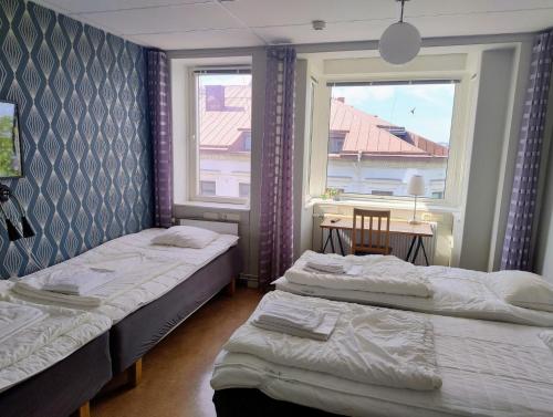 4 twin beds