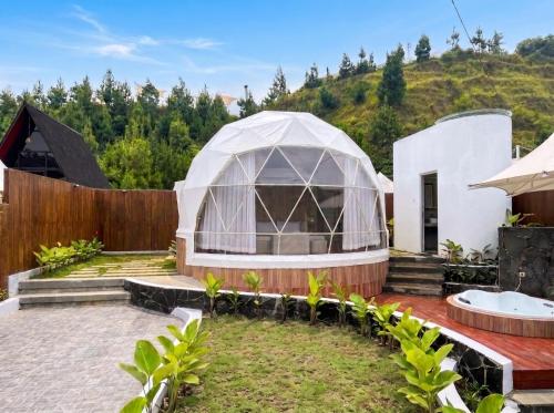 Zatura Dome Glamping in Cisarua