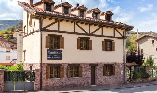 Charming House in Fresneda de la Sierra Tirón with Garden. gîte à louer Eterna