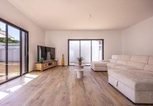 Общ салон/телевизионна зона, Modern house, perfect for a relaxing stay! in Saint-Laurent-de-la-Prée