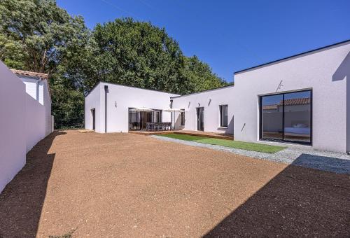 Градина, Modern house, perfect for a relaxing stay! in Saint-Laurent-de-la-Prée