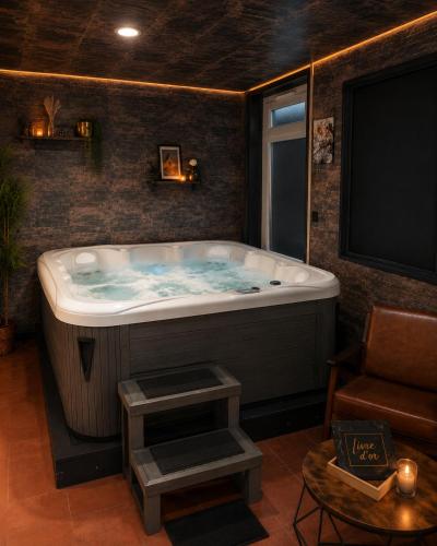 Hot tub, Maison cosy, spa XXL, cinema, karaoke et terrasse in Le Mesnil-Eudes