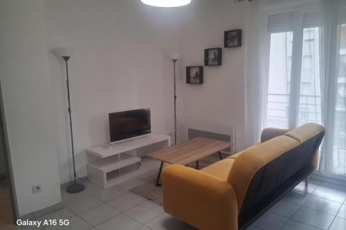 Charming apartment with balcony in Avignon - image 3
