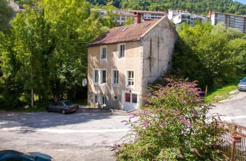 Maison familiale spacieuse à Saint-Claude, vue sur la rivière gîte à louer Saint-Claude