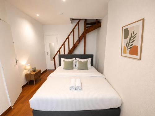 1BR Flat with Mezzanine Near Eiffel Tower & Metro - image 3