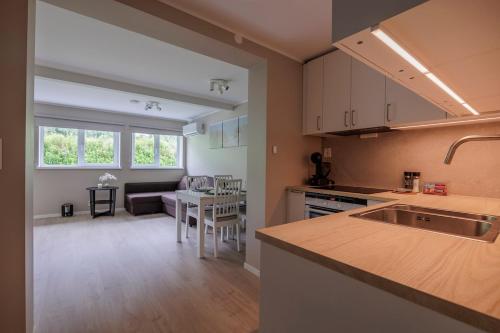 Bright Loddefjord apartment with Lyderhorn views in Olsvik