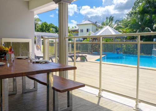 Balkons/terase, Appartement spacieux avec jardin et piscine à Lamentin, 97 m² (Appartement spacieux avec jardin et piscine a Lamentin, 97 m²) in Lamentin