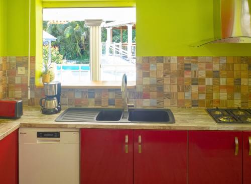 virtuve, Appartement spacieux avec jardin et piscine à Lamentin, 97 m² (Appartement spacieux avec jardin et piscine a Lamentin, 97 m²) in Lamentin