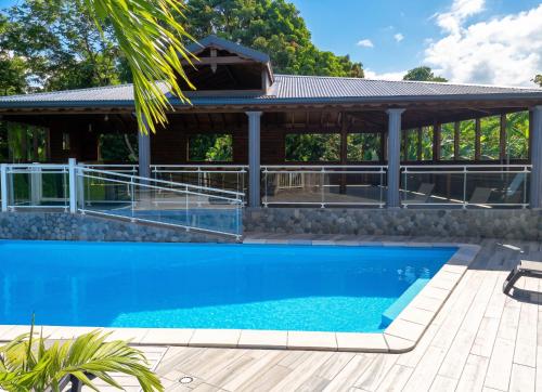 Skats, Appartement spacieux avec jardin et piscine à Lamentin, 97 m² (Appartement spacieux avec jardin et piscine a Lamentin, 97 m²) in Lamentin
