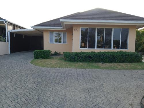 Serene Family-friendly Home With Pool & Gym in Plantation Village