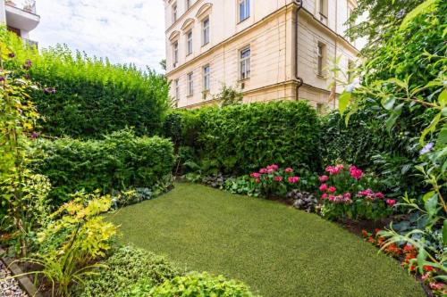 Romantic Garden Apt near Charles Bridge, Quiet, Breakfast Nearby, Parking Option, Prag