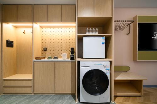 Huapeng International Hotel Guangzhou Train Station Wanda Plaza - image 2
