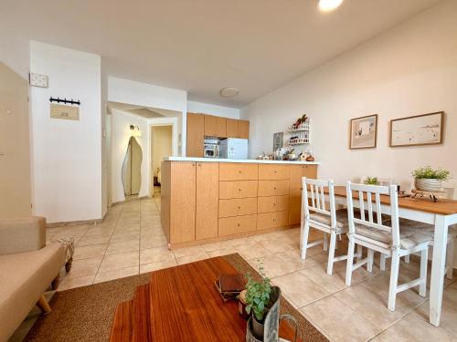 Gottlib 14 - By Beach Apartments TLV - image 3