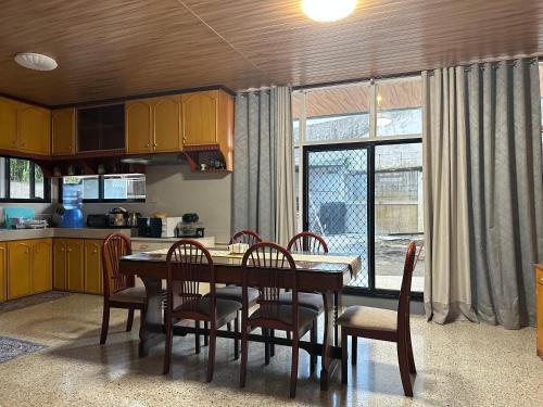Spacious House with wide Parking Area and Lawn at Damosa Lanang, Davao (foto 7)