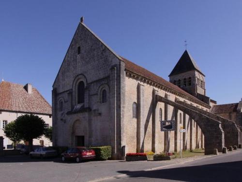 Location spacieuse dans ancien prieuré restauré - FR-1-586-66 (Location spacieuse dans ancien prieure restaure - FR-1-586-66) in Bruere-Allichamps