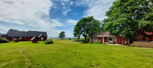 Viesnīcas āriene, Little Red Sauna by the Sea in Leesi