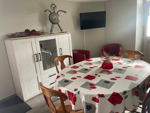 Gîte restauré avec parc et jeux, idéal pour familles - FR-1-586-65 (Gite restaure avec parc et jeux, ideal pour familles - FR-1-586-65) in Bruere-Allichamps