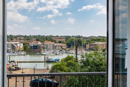 The Quarterdeck with river views in Cowes Medina
