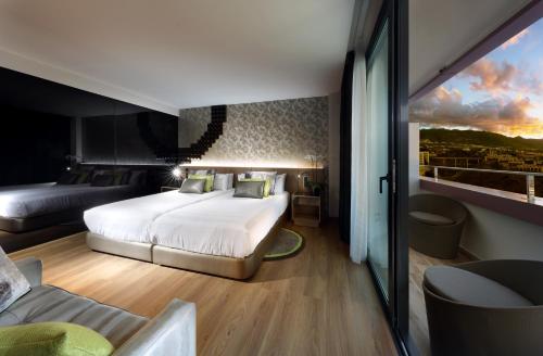 1 queen bed, 1 sofa bed