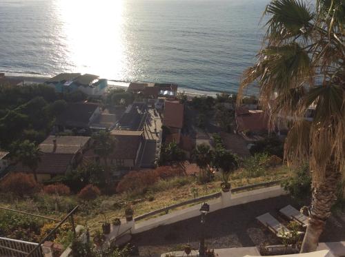 Deluxe Triple Room with Balcony and Sea View image 9