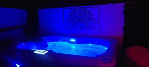 Le Chalet romantique avec jacuzzi privatif in Lirac