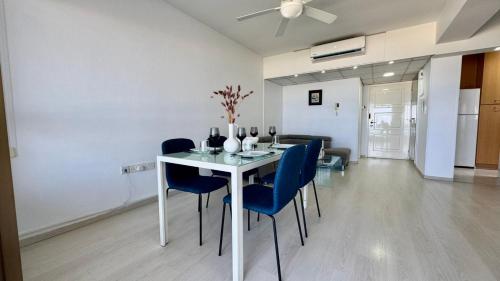 Sea View Suite in Makenzy in شاطئ كاستيلا
