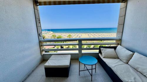 Sea View Suite in Makenzy in شاطئ كاستيلا