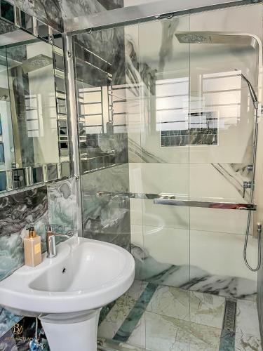 sprcha, The Bella Villas Luxury Apartments in Chelston