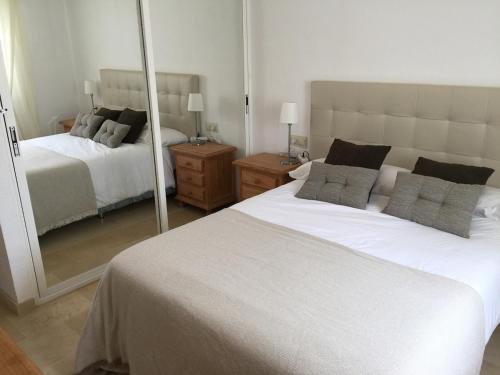Beautiful 2 beds-near coast with pool & balcony