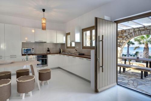 Executive Paros Villa Villa Avra 3 Bedrooms Sea View & Outdoor Jacuzzi - image 2