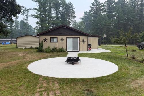 . 1 Mi to Lake Arbutus: Pet-Friendly Home w/ Games