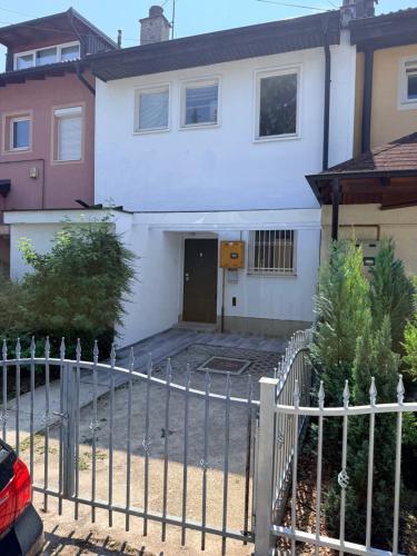 Riverside Residence, 10min Airport