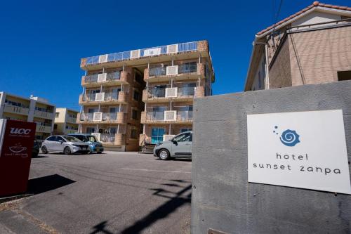 Unterkunft von außen, Hotel Sunset ZANPA ホテルサンセット残波 in Yomitan