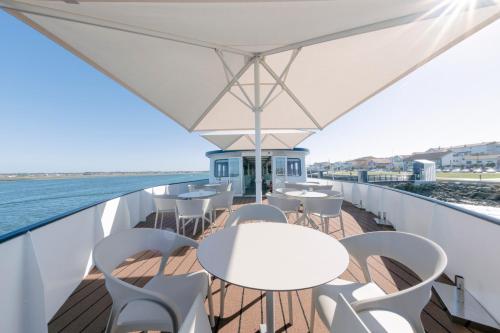Costa do Sal Hotel Boat Lounge 1