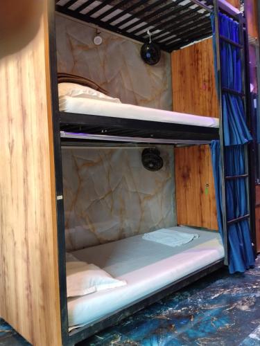 Seng, Bhumi Dormitory Near Us Embassy BKC Only Males in Dadar