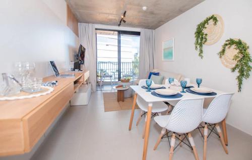 Business Hub Near Malls with Pool Gym and fast WiFi