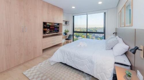 Modern Studio with Rooftop Pool City Views and WiFi