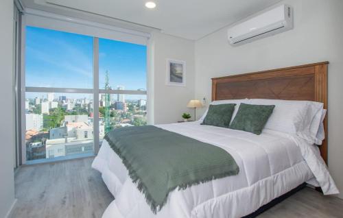 High-Floor City Base with Fast WiFi Gym Pool and Sauna