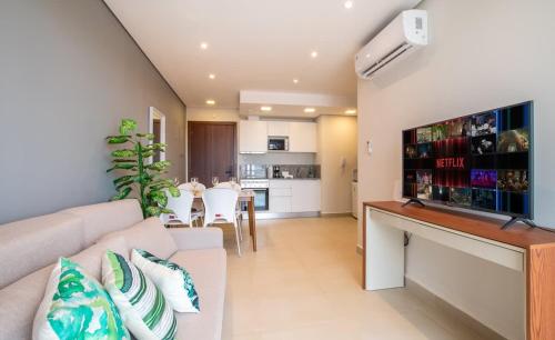 Comfortable One-Bedroom Apartment with Balcony Private BBQ and Free Parking