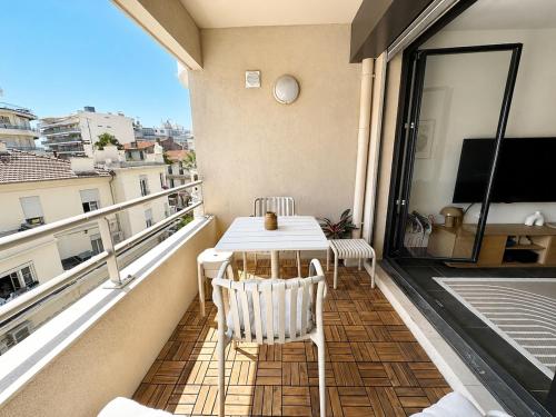 Luxury Beach Apartment with Terrace AC and Parking