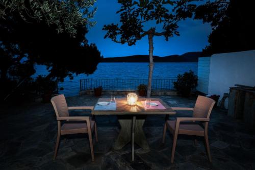 Greg's cottage - beachfront house
