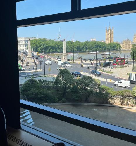 Luxury Designer Apartment River view of Parliament Westminster Big Ben. 2