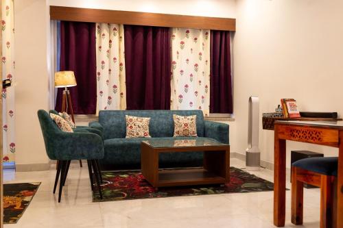 Luxe Wildlife Theme Studio With Cinema Projector - image 3